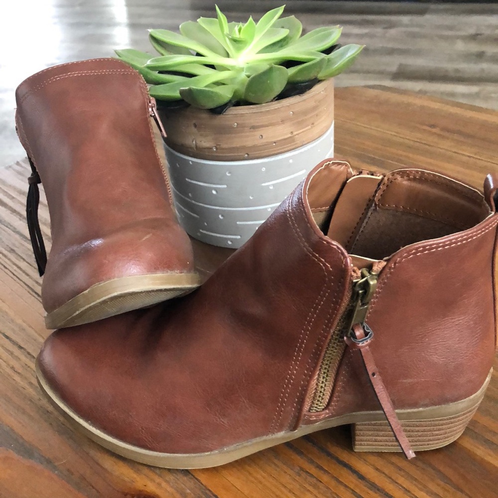 Brown “leather-like” girl booties
